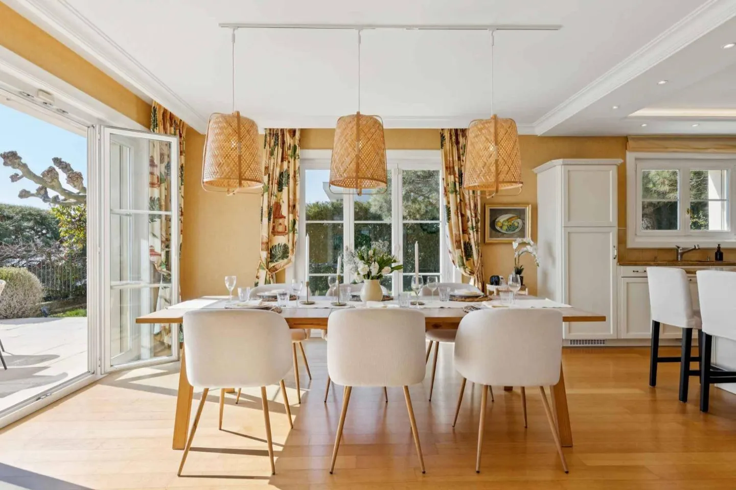 Exclusivity in Lutry: Manor Villa with 420 m2 and Panoramic Lake View - Photo 6 of 10