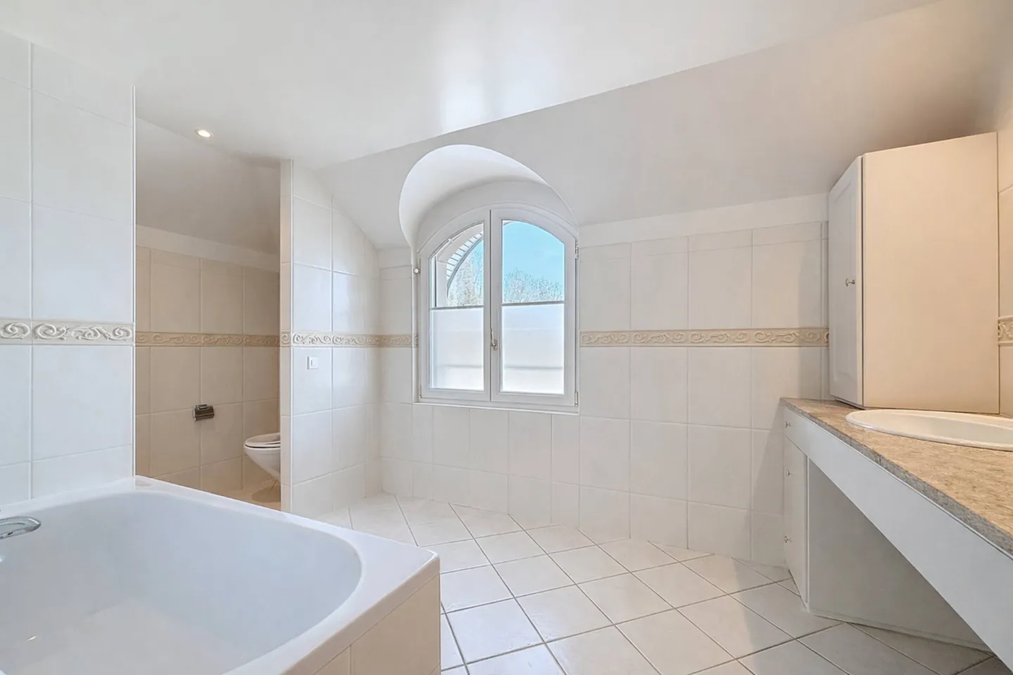 Exclusivity in Lutry: Manor Villa with 420 m2 and Panoramic Lake View - Photo 9 of 10