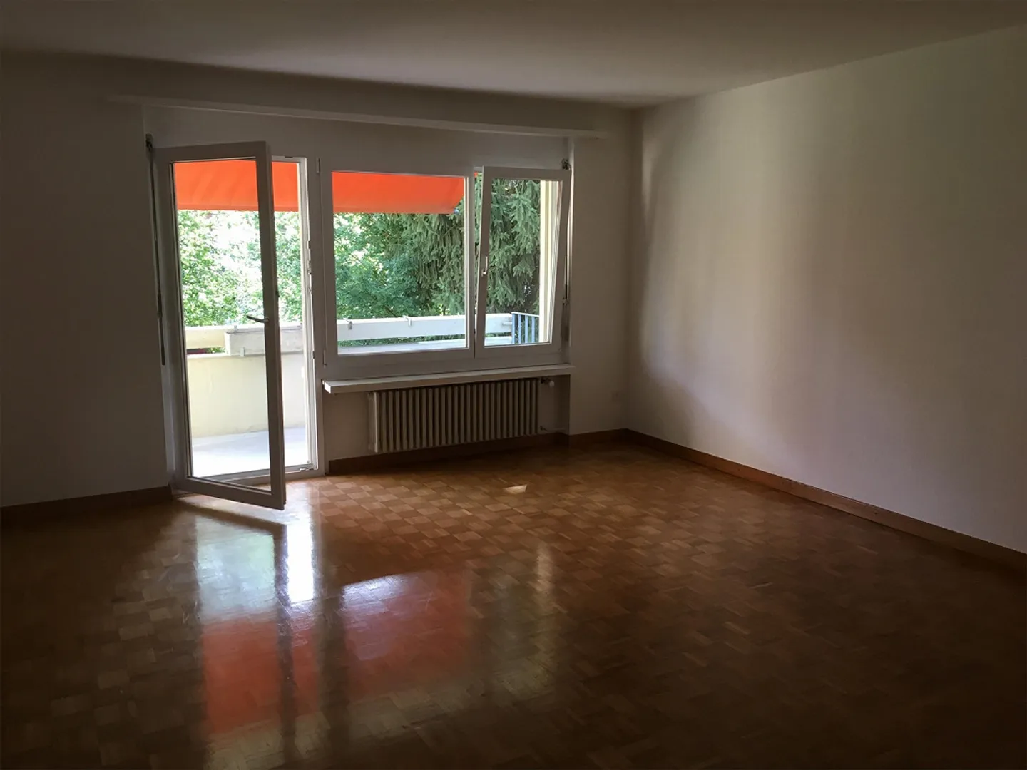 Belle appartement de 3,5 pièces avec balcon (123) - Photo 2 sur 9