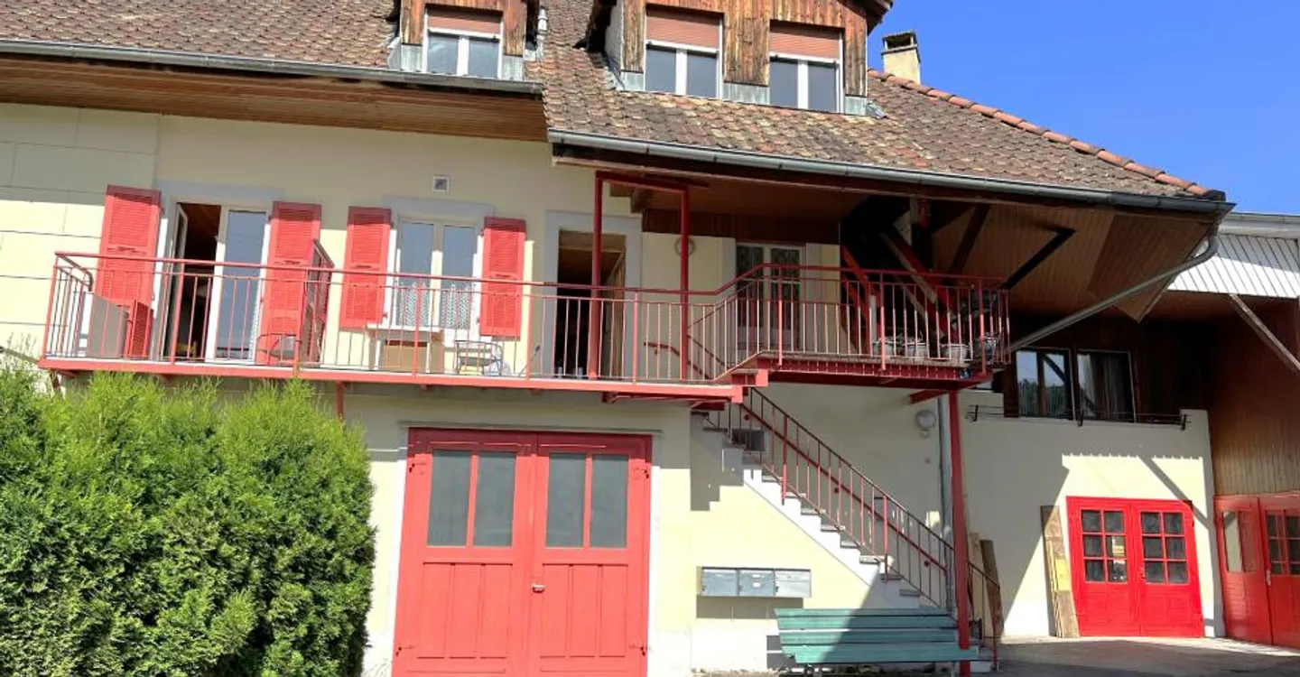 Eigentum mit mehreren Wohnungen und einer Handwerkerwerkstatt in Porrentruy - Foto 1 von 13