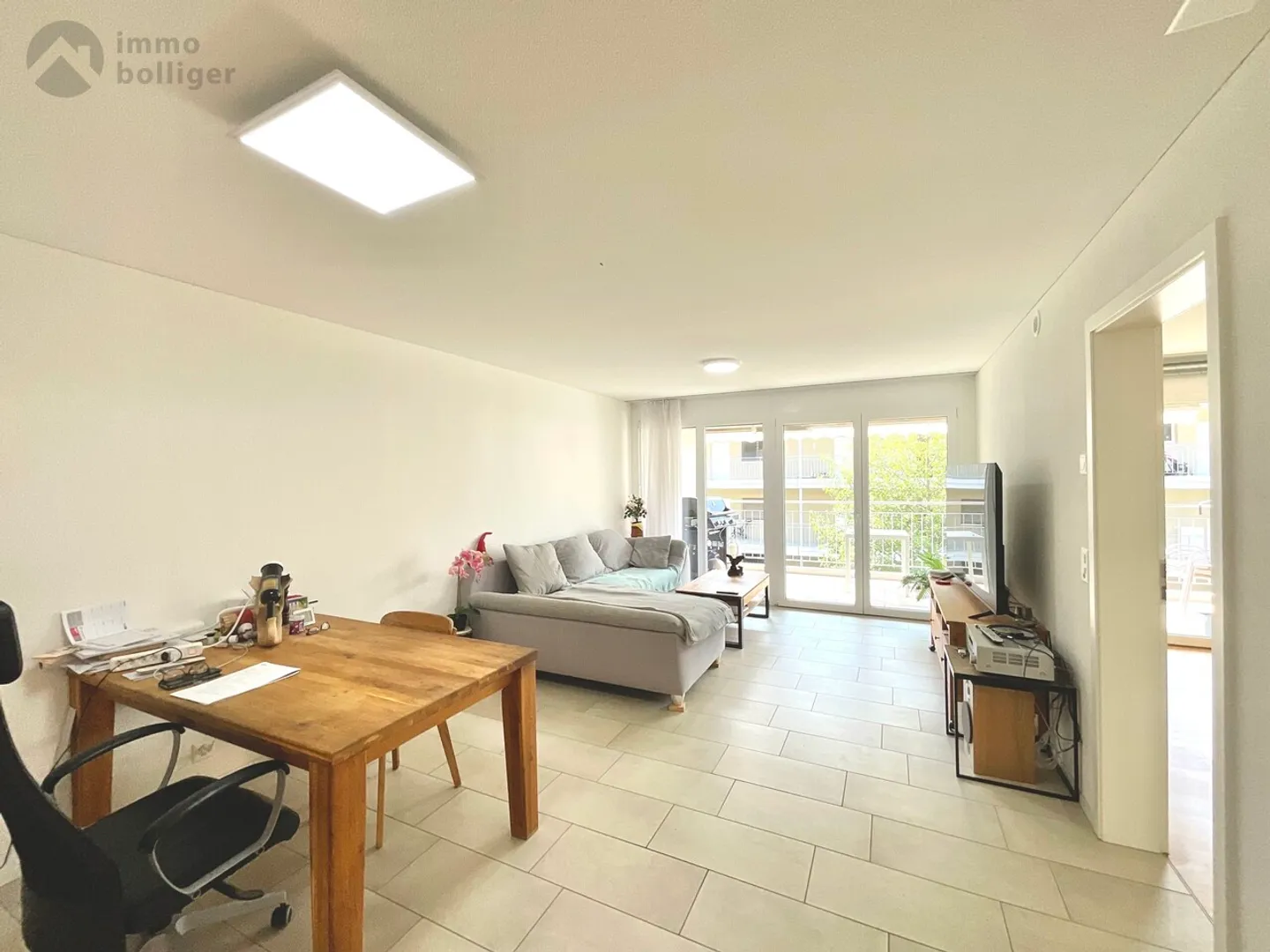 Klein, aber fein: Moderne 2½-Zimmerwohnung mit grossem Balkon - Foto 2 von 12