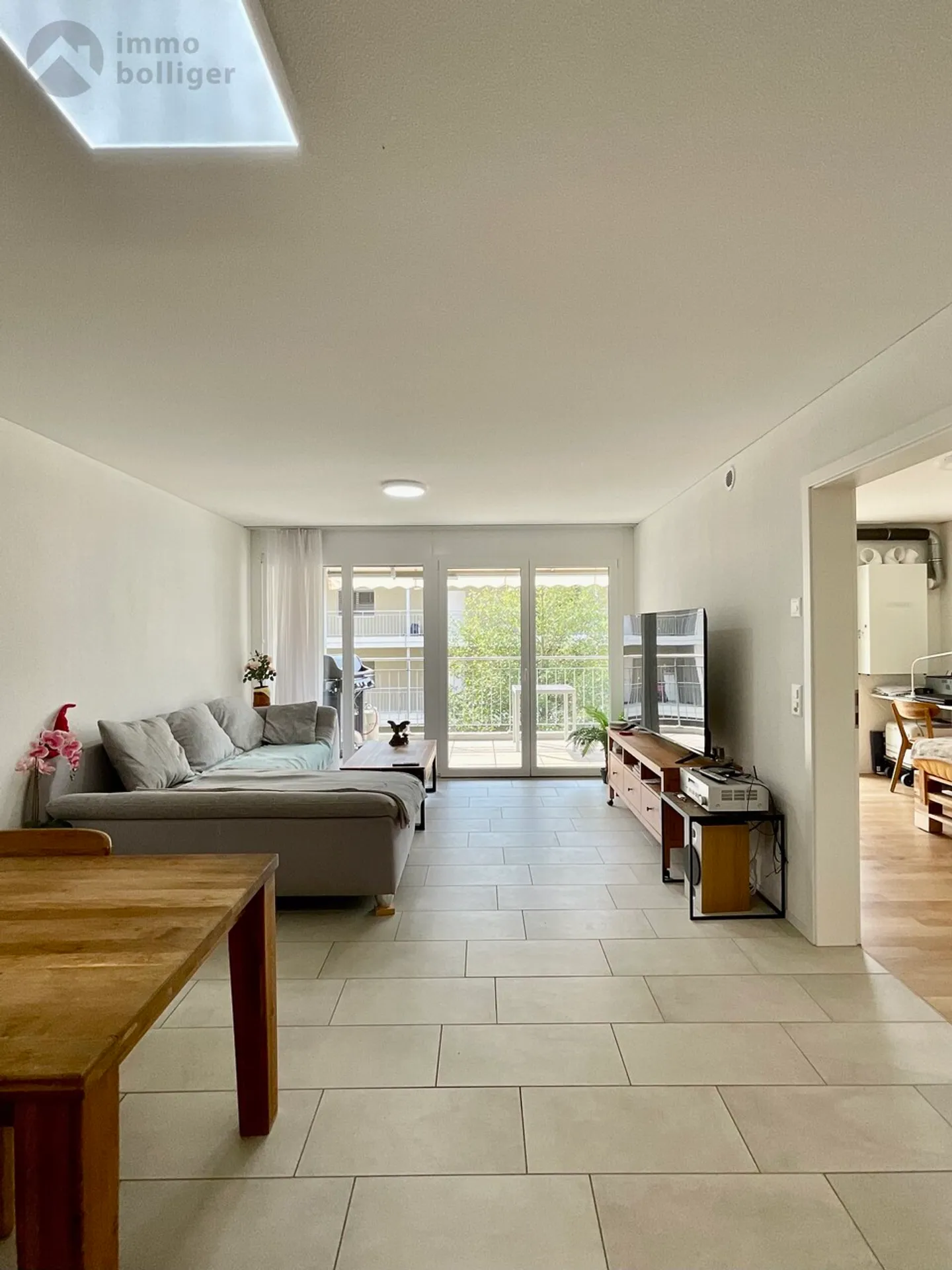 Klein, aber fein: Moderne 2½-Zimmerwohnung mit grossem Balkon - Foto 4 von 12