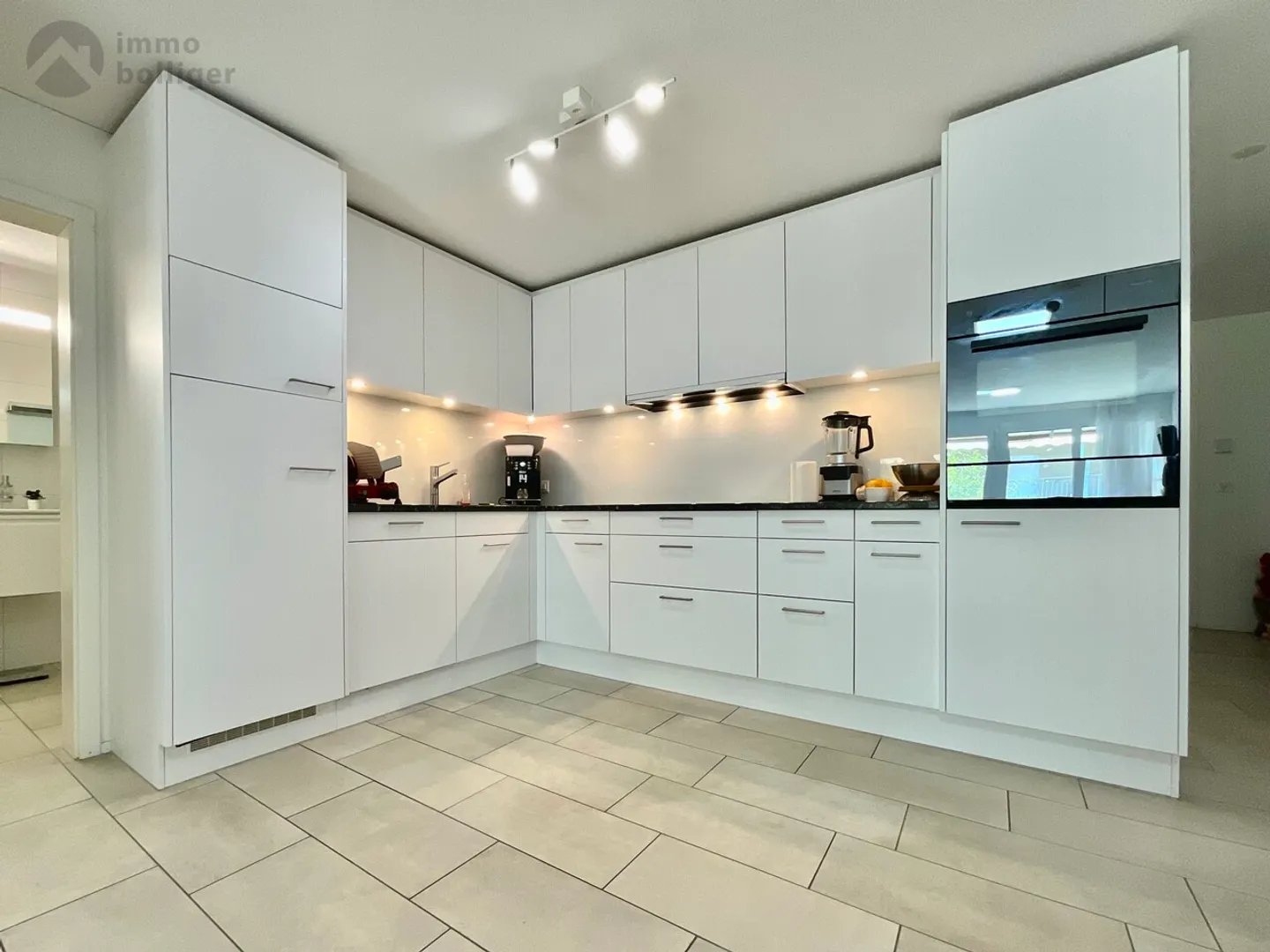 Klein, aber fein: Moderne 2½-Zimmerwohnung mit grossem Balkon - Foto 5 von 12