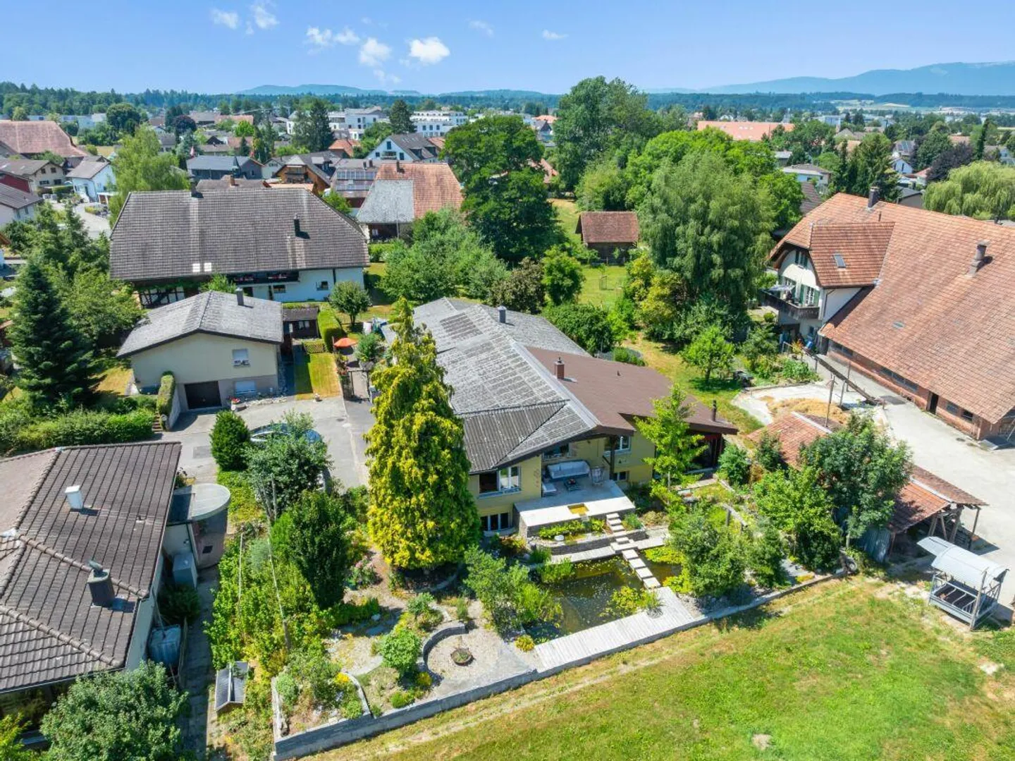 Einmalige Weitsicht und wunderschöner Garten - Foto 3 von 14