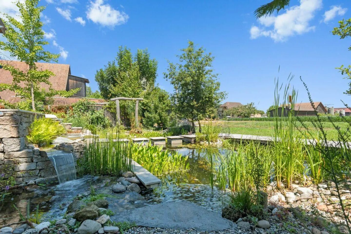 Einmalige Weitsicht und wunderschöner Garten - Foto 4 von 14