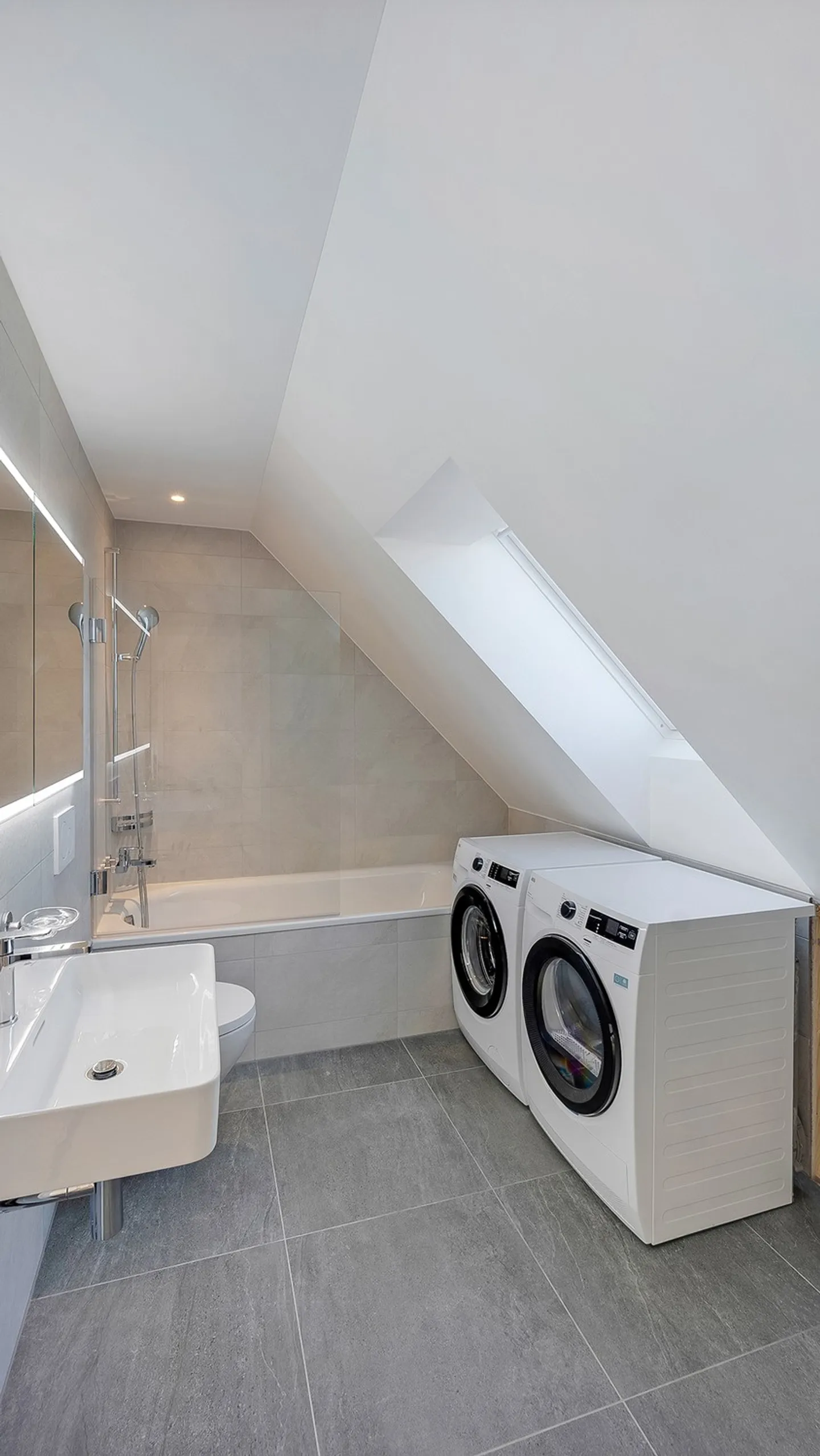 Modern Penthouse with Terrace - Photo 11 of 13