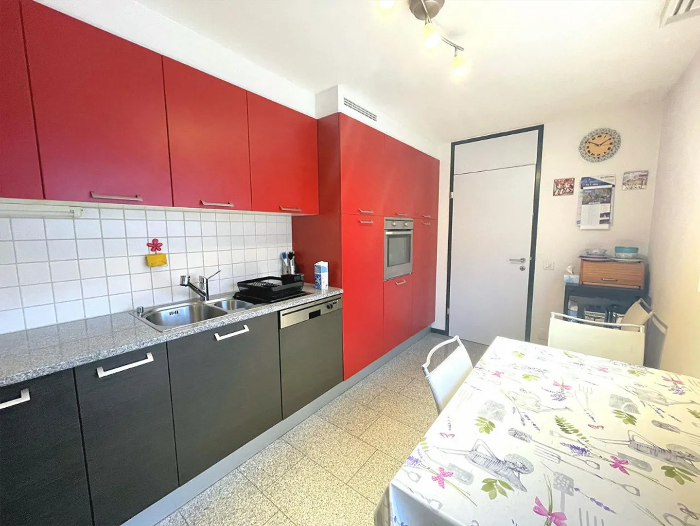 Geräumige Wohnung im obersten Stockwerk in einer praktischen und strategischen Lage - Foto 10 von 15