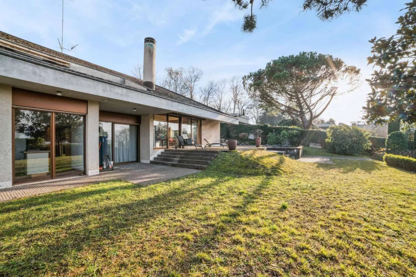 Villa sul lago con accesso privato - Foto 2 di 8