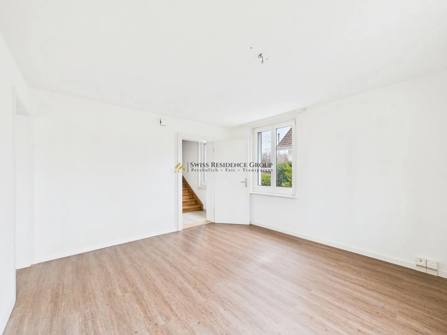 Vielfältiges Einfamilienhaus mit Gewerbemöglichkeit und Autolift - Photo 5 sur 12