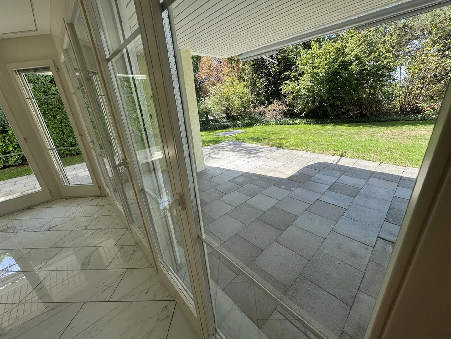 Appartement spacieux de 5,5 pièces au rez-de-chaussée avec espace jardin - Photo 2 sur 12
