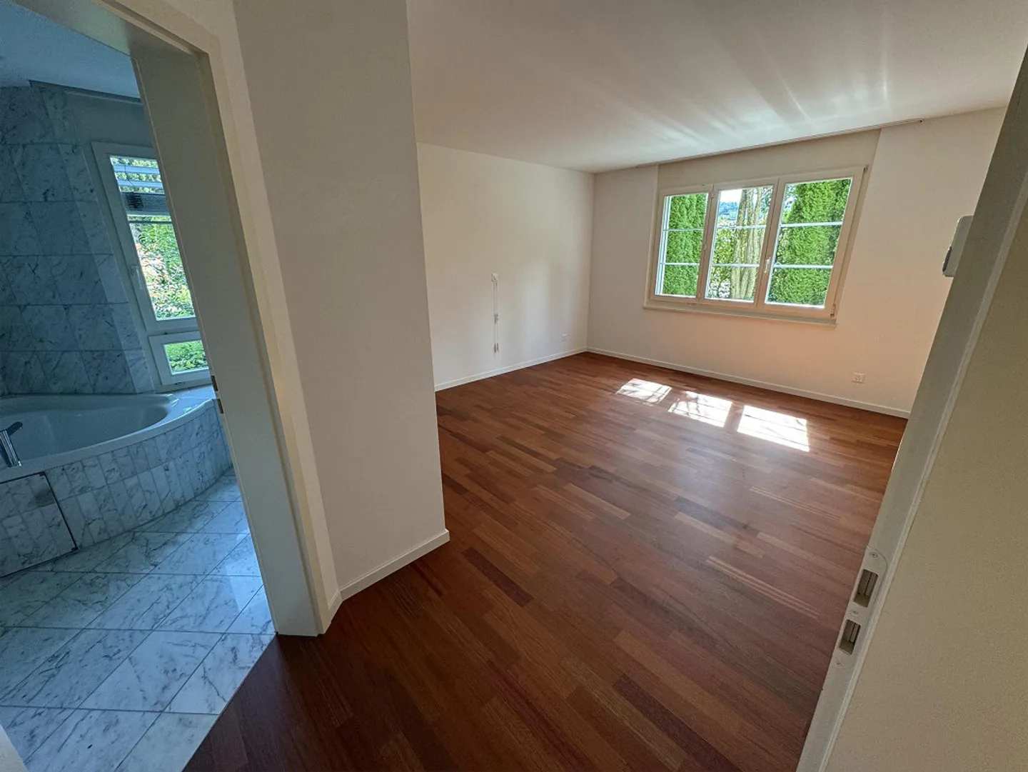 Appartement spacieux de 5,5 pièces au rez-de-chaussée avec espace jardin - Photo 4 sur 12