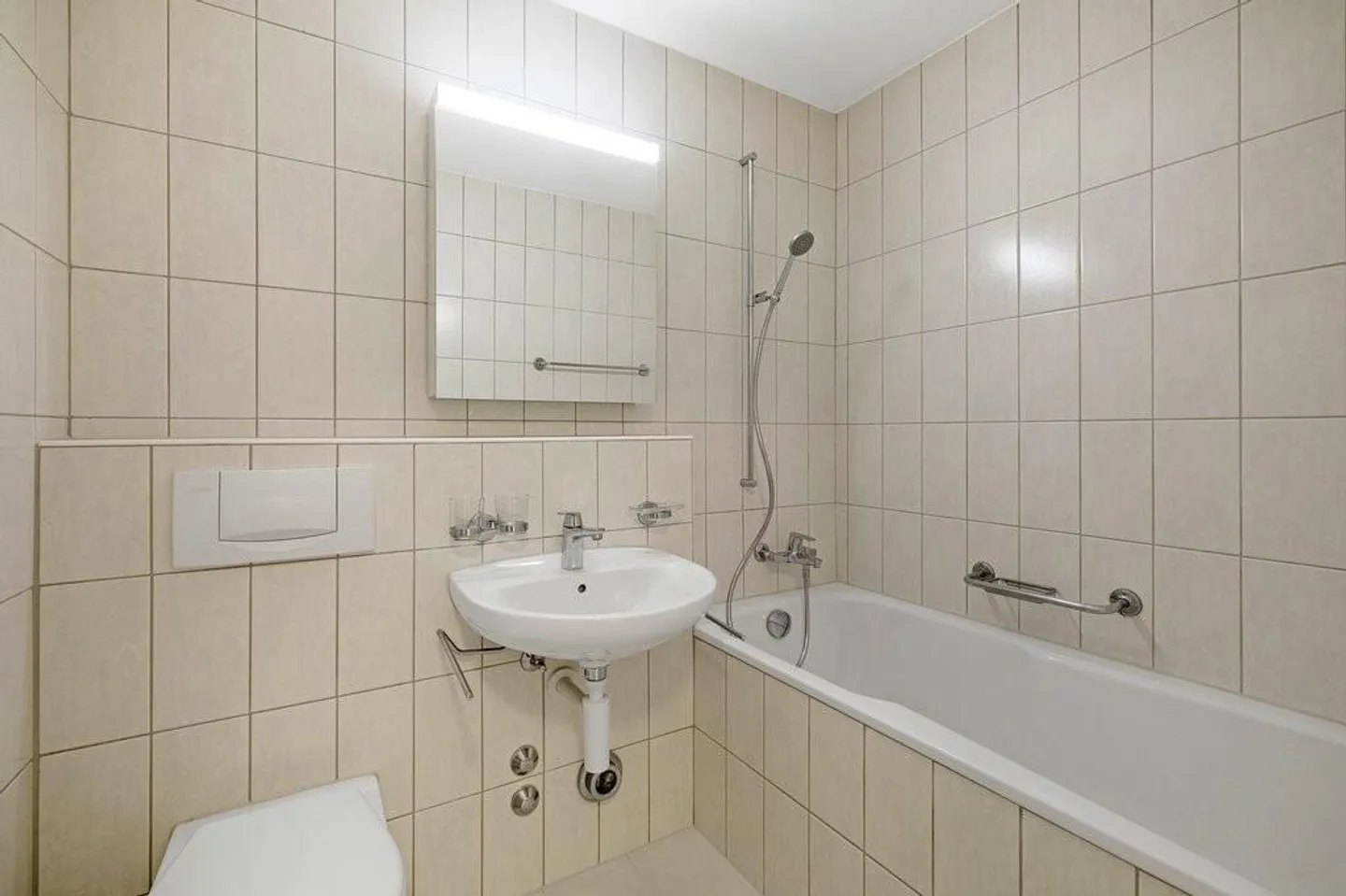 Appartamento luminoso in buona posizione - Foto 3 di 6