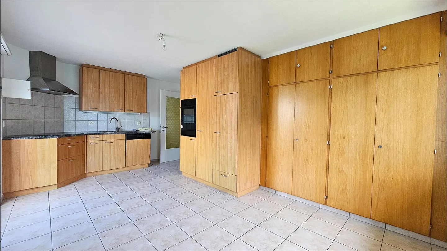 Appartamento 5,5 locali a Volligen con terrazza e vista lago libera - Foto 12 di 17