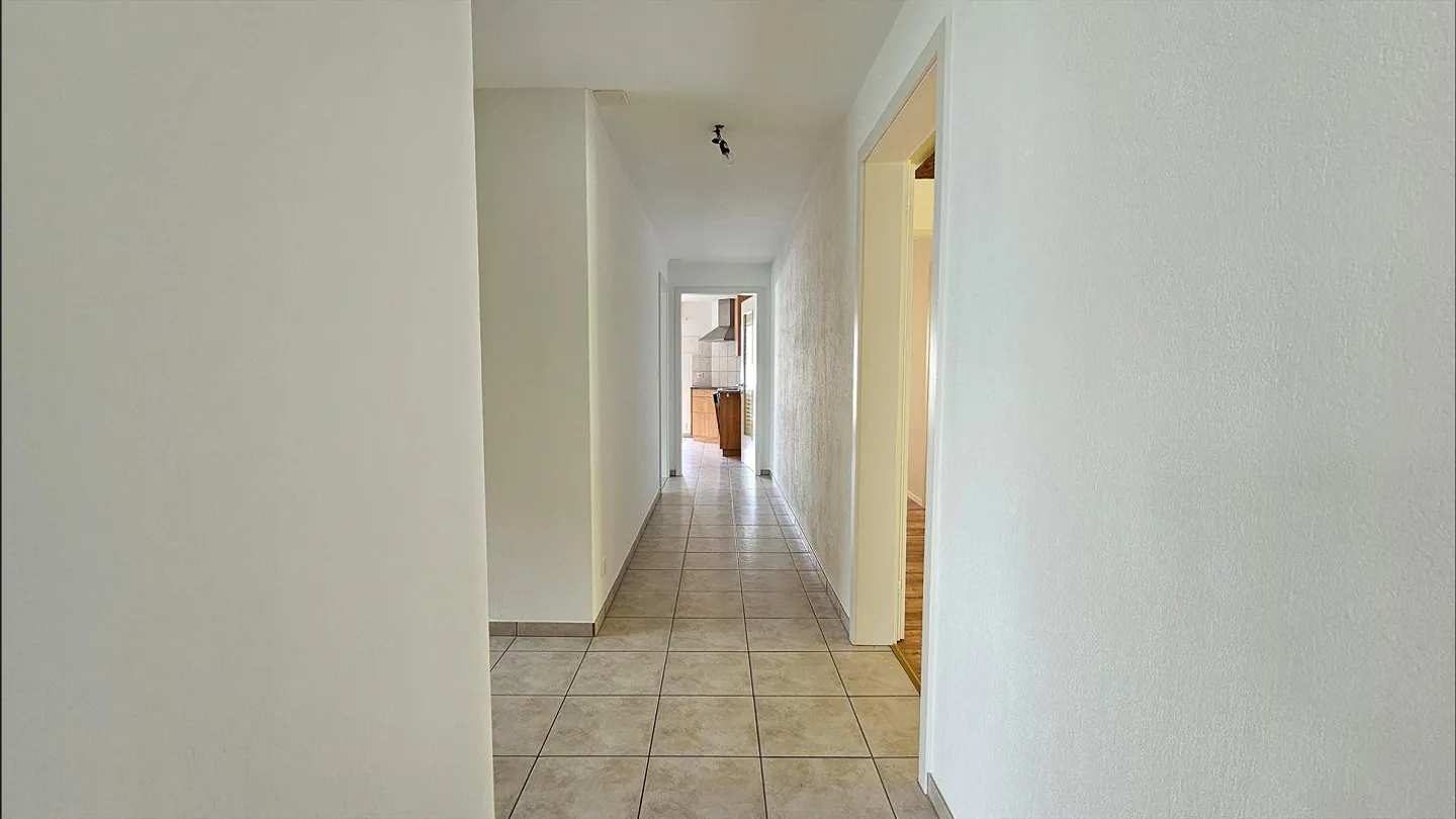 Appartamento 5,5 locali a Volligen con terrazza e vista lago libera - Foto 6 di 17