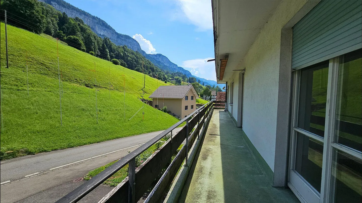 Appartamento 5,5 locali a Volligen con terrazza e vista lago libera - Foto 16 di 17