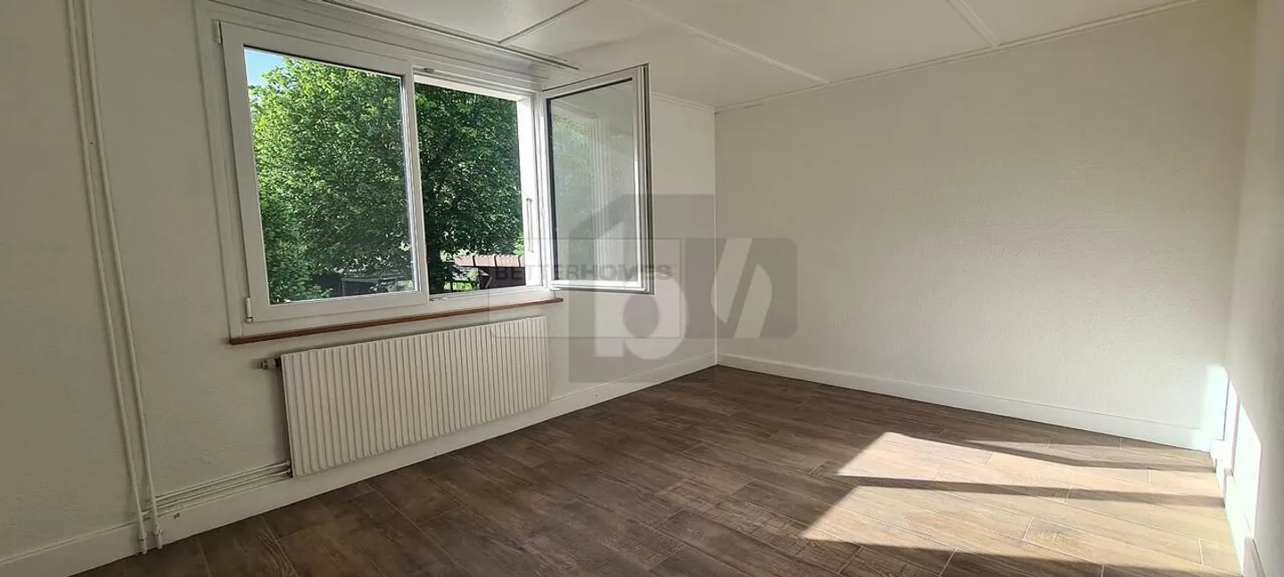 SPACIOUS, BRIGHT AND WITH A LARGE BALCONY - Photo 3 of 6