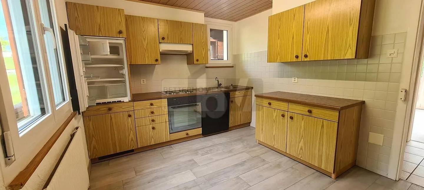 SPACIOUS, BRIGHT AND WITH A LARGE BALCONY - Photo 4 of 6