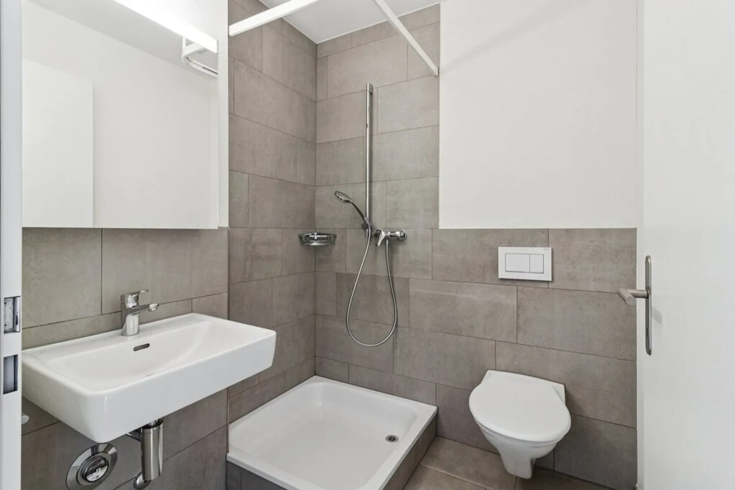 Spacious Living in Idyllic Location - Photo 4 of 9