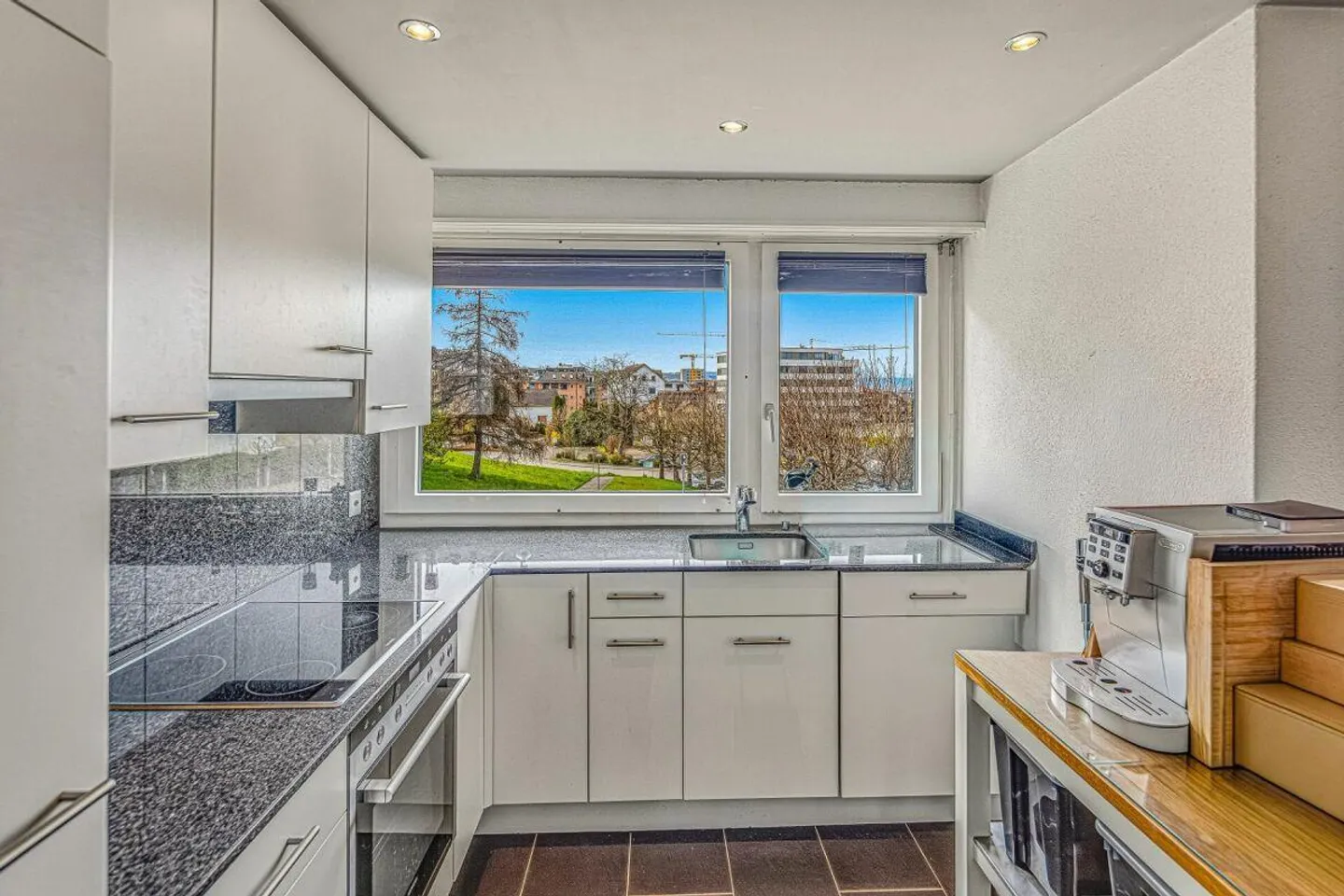 Appartement attrayant de 4,5 pièces dans un emplacement central - Photo 2 sur 7