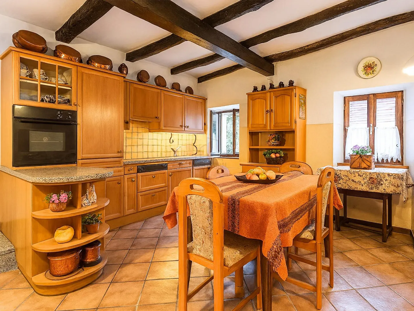 AN AUTHENTIC REFUGE IN THE HEART OF THE MUGGIO VALLEY - Photo 4 of 11