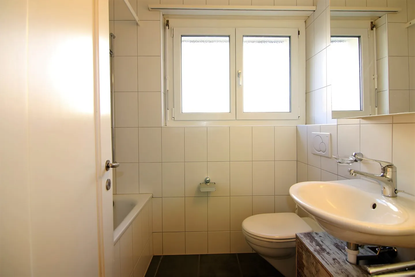 Appartement lumineux de 3 pièces avec balcon vitré - Photo 3 sur 8