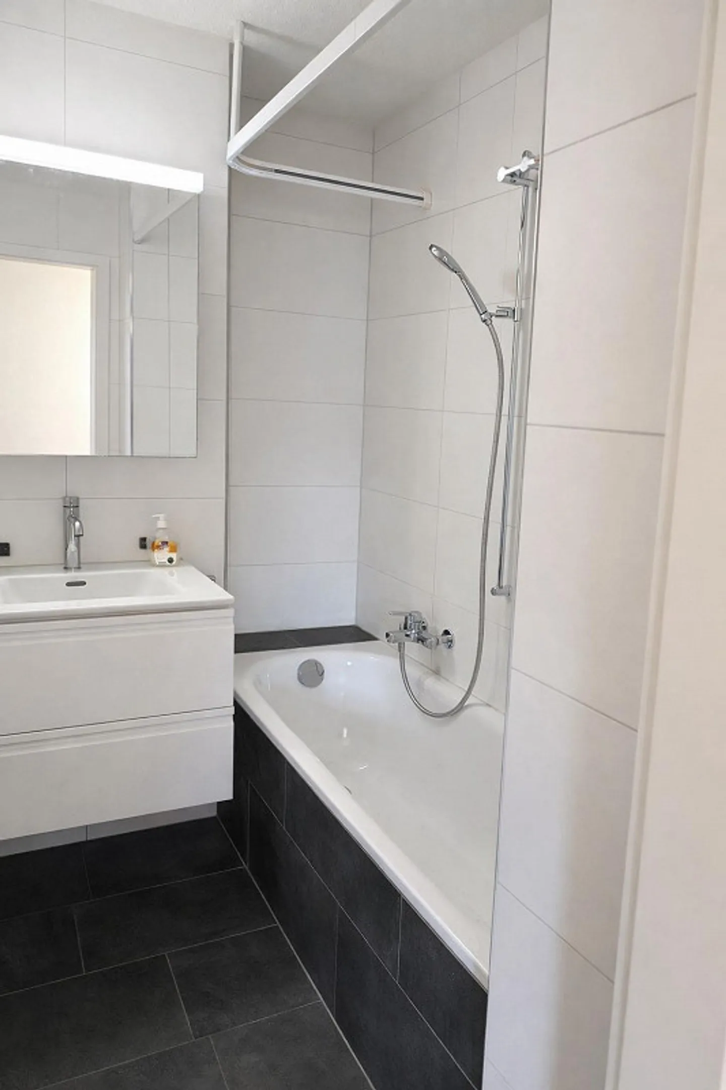 Appartement lumineux récemment rénové - Photo 2 sur 4