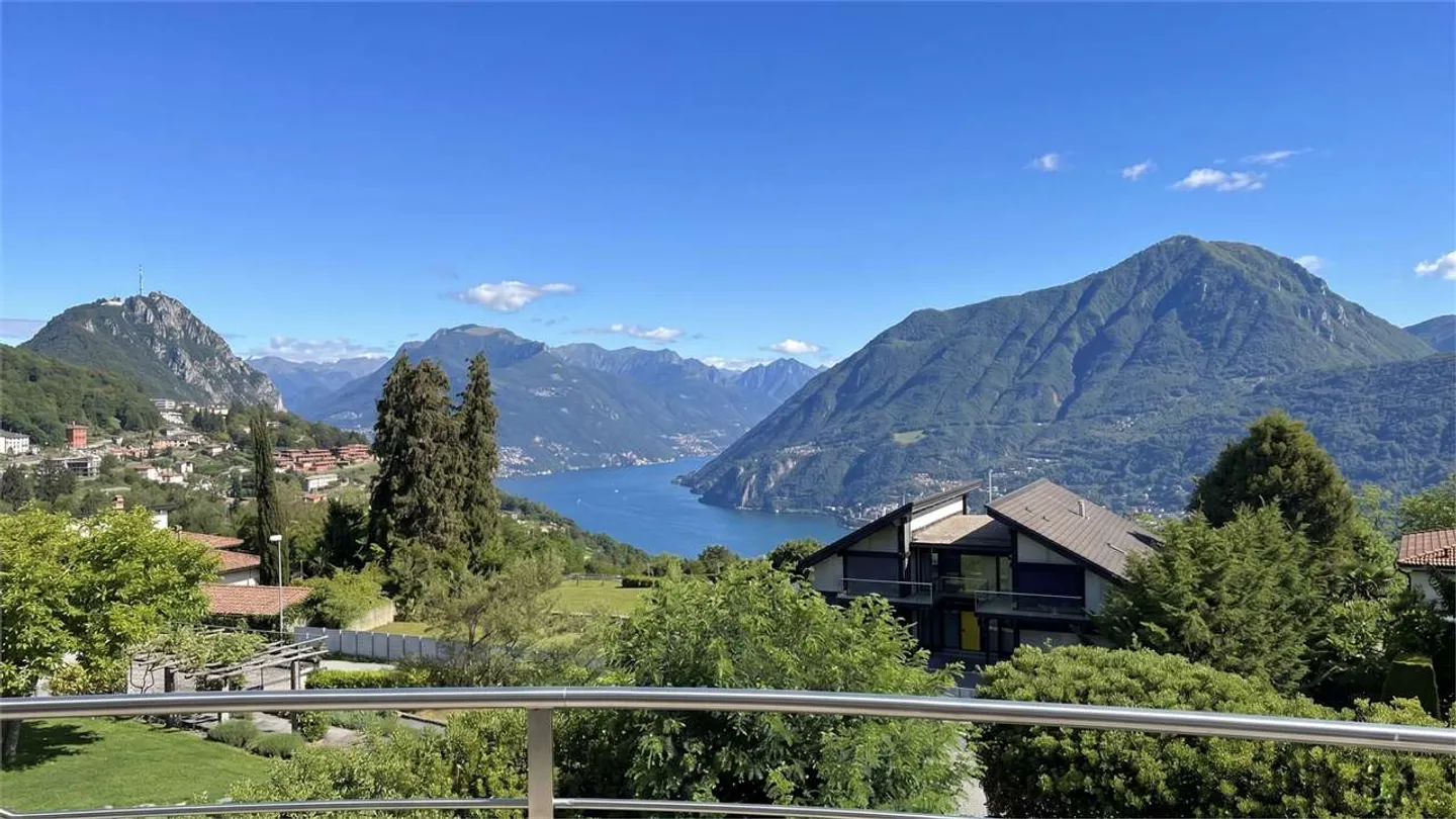 Villa di Lusso con Vista Lago - Foto 9 di 34