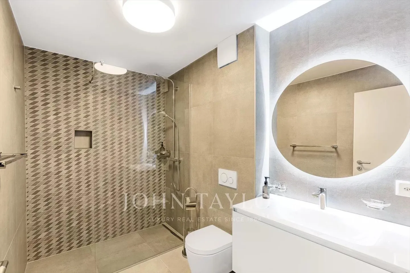 Villa completamente ristrutturata individualmente - Foto 6 di 10