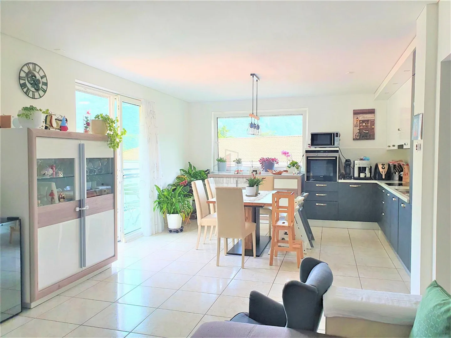 DERNIER ÉTAGE DANS UN IMMEUBLE DE SEULEMENT TROIS UNITÉS HABITABLES - Photo 2 sur 9