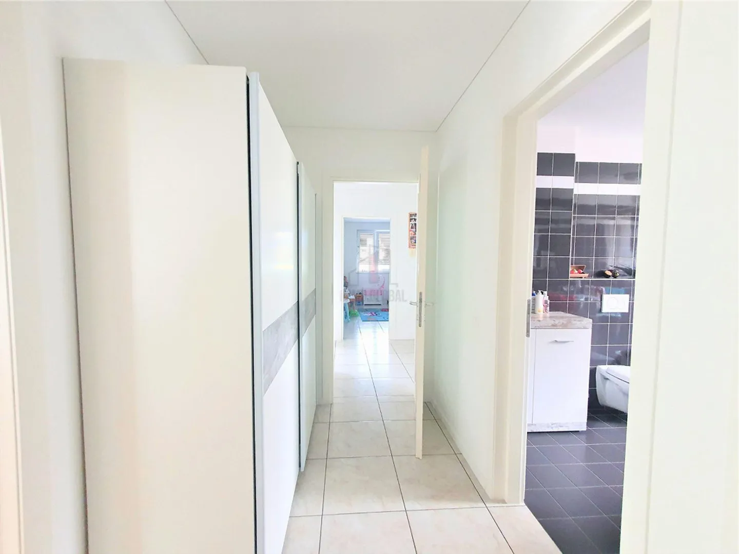 DERNIER ÉTAGE DANS UN IMMEUBLE DE SEULEMENT TROIS UNITÉS HABITABLES - Photo 6 sur 9