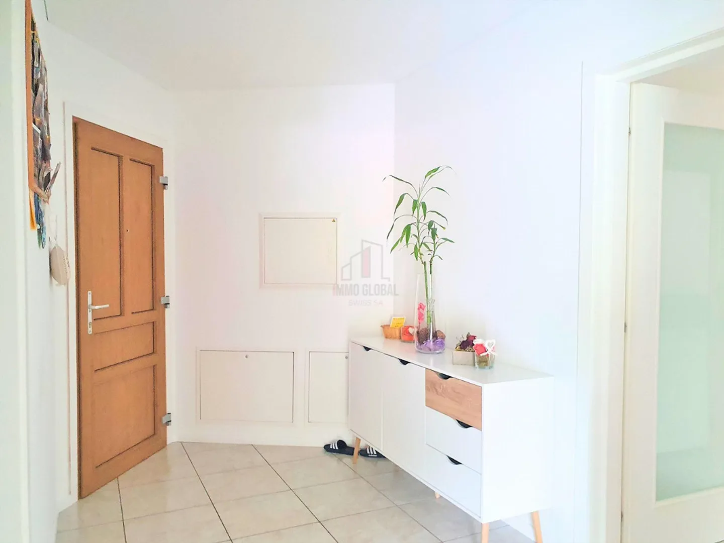 DERNIER ÉTAGE DANS UN IMMEUBLE DE SEULEMENT TROIS UNITÉS HABITABLES - Photo 7 sur 9