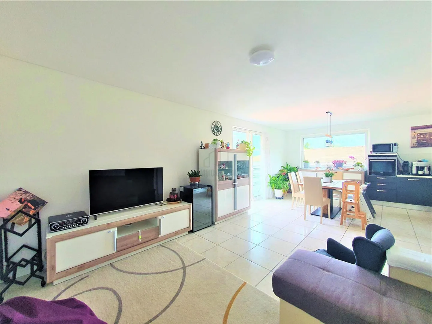 DERNIER ÉTAGE DANS UN IMMEUBLE DE SEULEMENT TROIS UNITÉS HABITABLES - Photo 3 sur 9