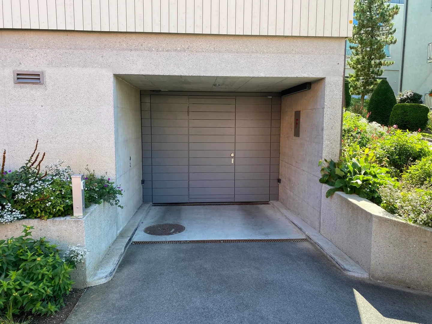 Underground parking spaces for rent - Photo 2 of 3