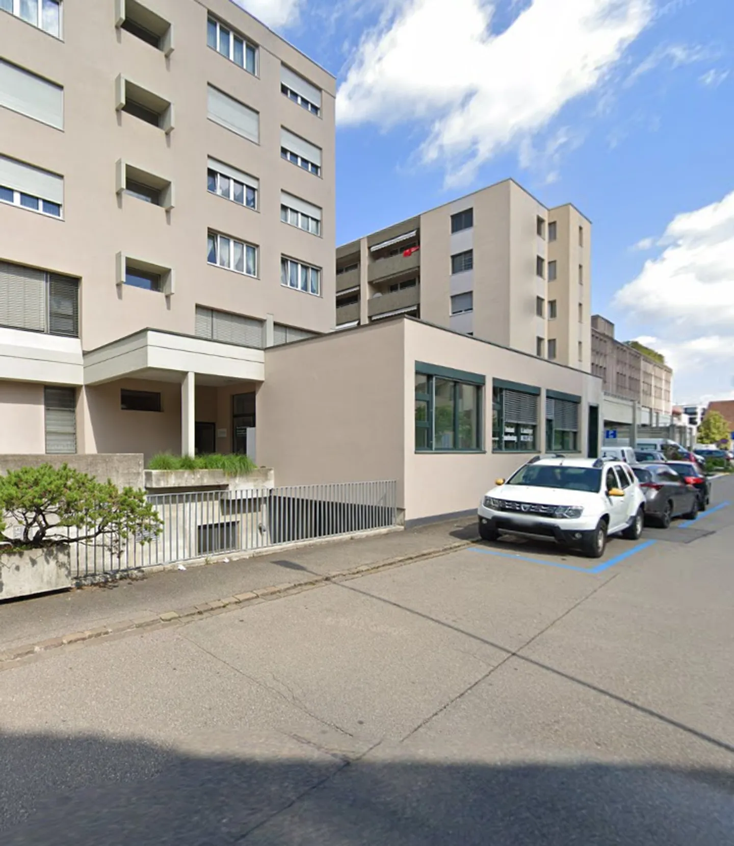 Spazio ufficio/commerciale attraente in una posizione centrale a Kloten in affitto - Foto 1 di 7