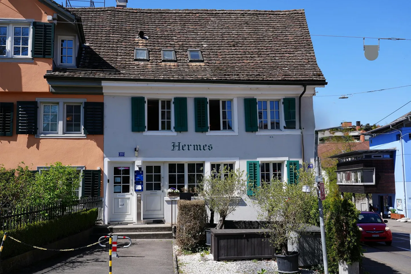 Attractive 11-Unit Apartment Building for Sale in Zurich-Höngg - Photo 2 of 10