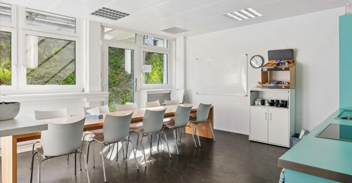Spazio ufficio attraente in una posizione centrale a Horgen con vista sul lago di Zurigo - Foto 2 di 8