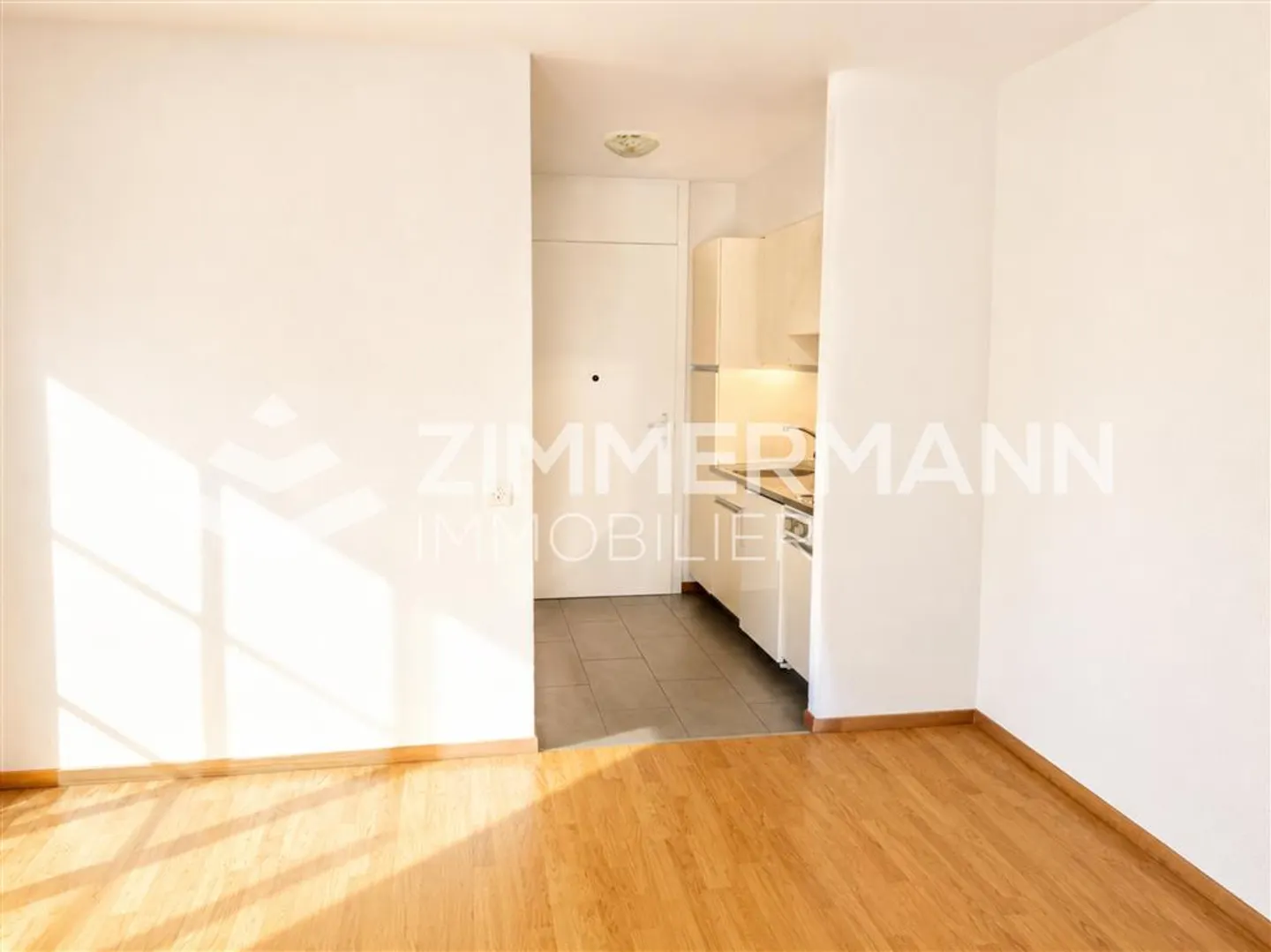 Charming Studio with Balcony - Photo 4 of 7