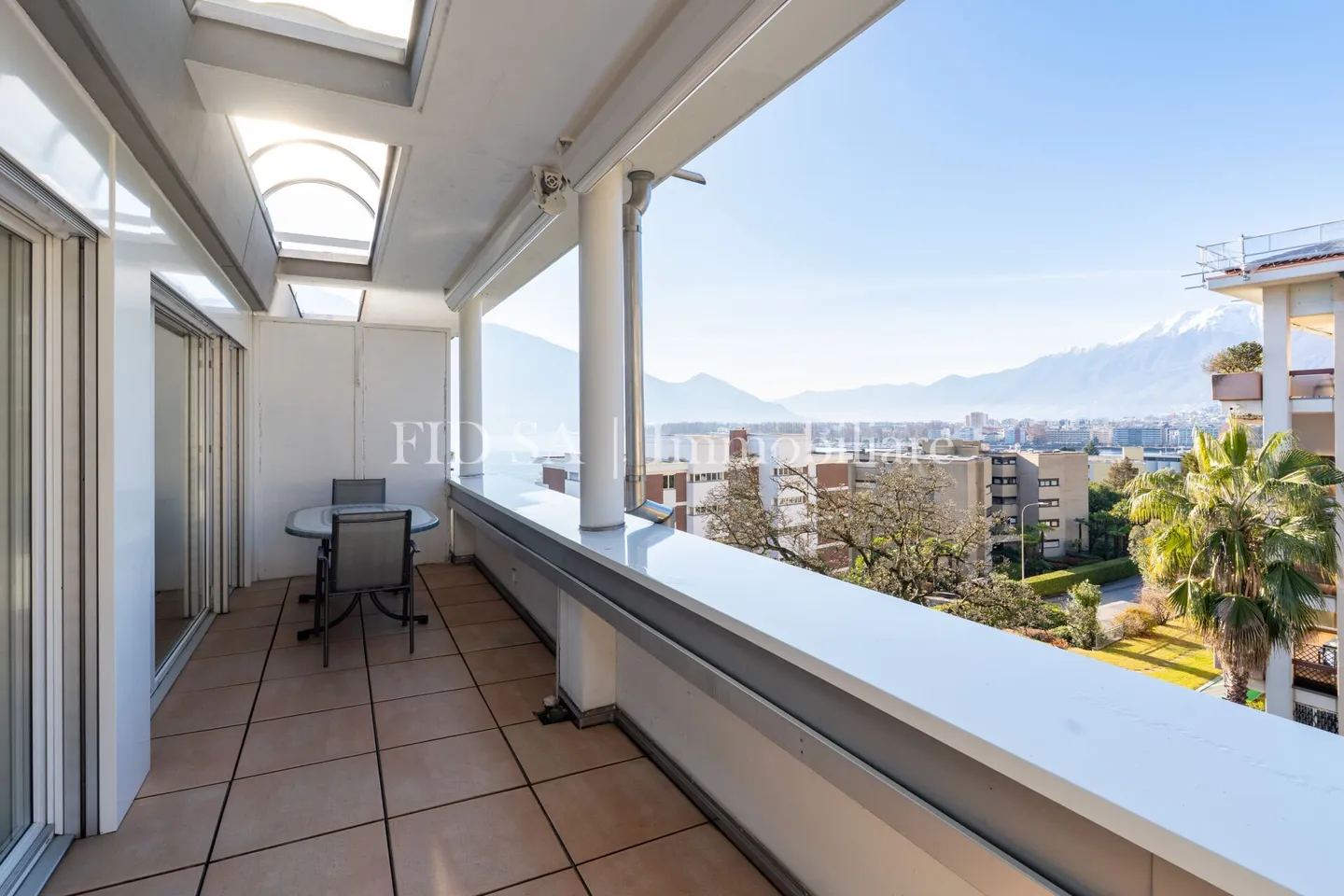 MINUSIO - Appartement 3,5 pièces au dernier étage avec vue sur le lac - Photo 2 sur 12