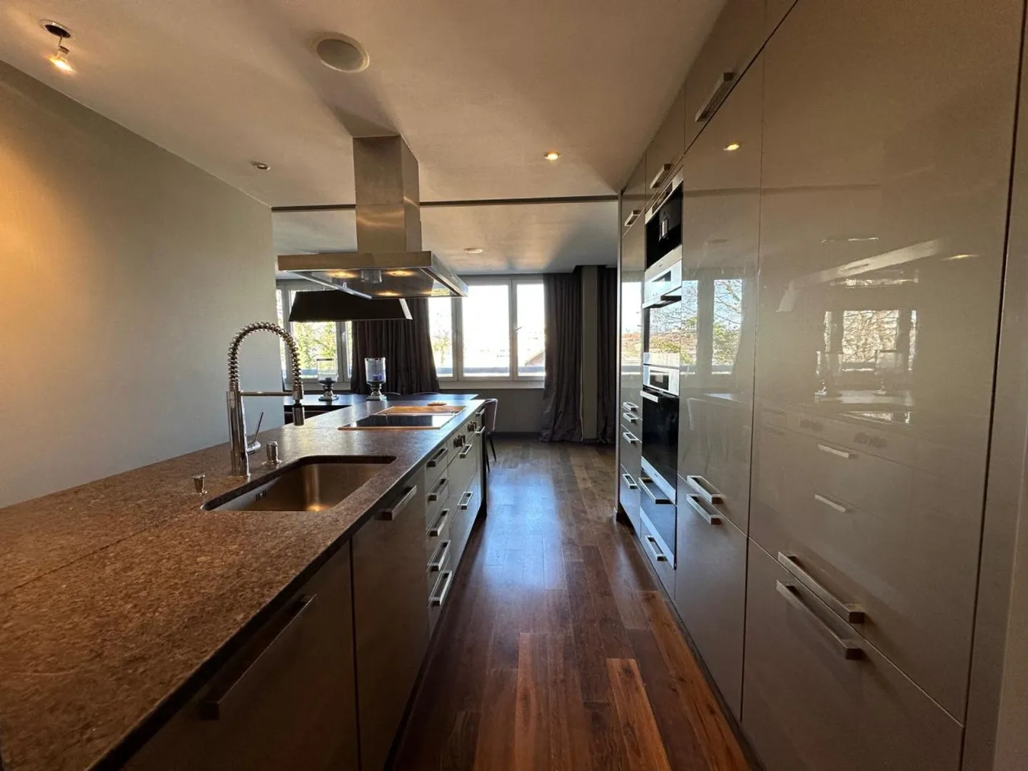 Magnifique 7 pièces / 4 chambres / 3 salles de bains / 2 balcons - Photo 5 sur 13