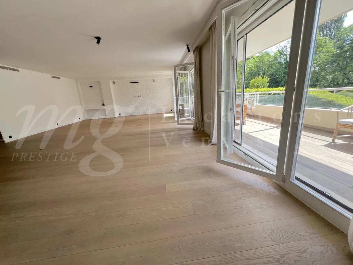 SUPERB 7-ROOM APARTMENT OF 250 m2 WITH LARGE TERRACE -+ 3 BALCONIES AND VIEW - Photo 3 of 13