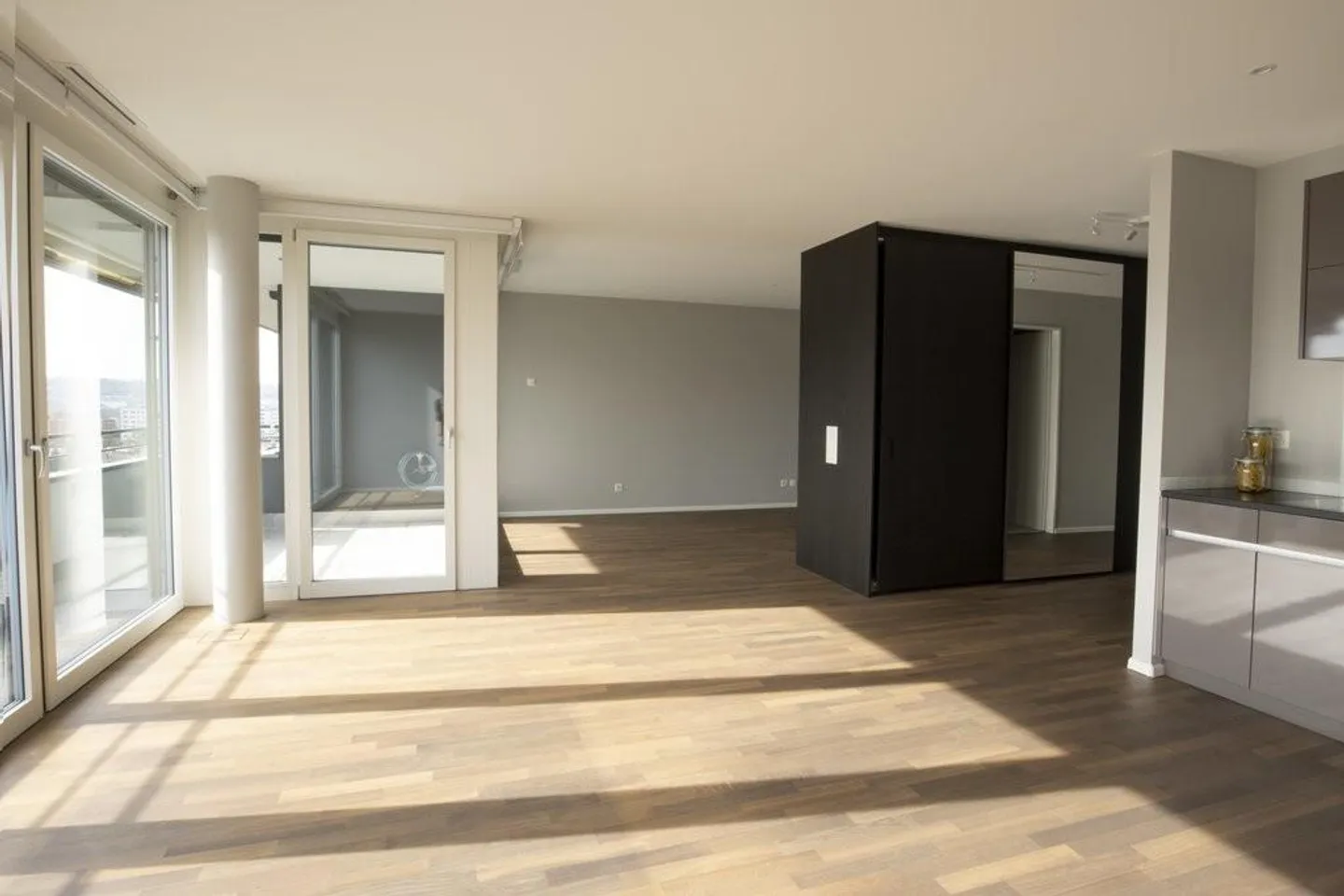 Attractive penthouse apartment with stunning views - Photo 4 of 11