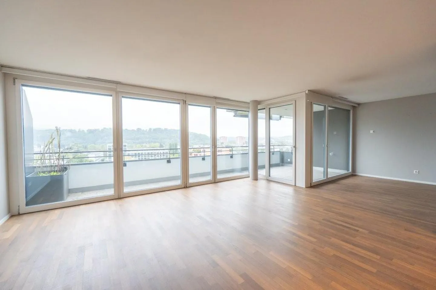 Attractive penthouse apartment with stunning views - Photo 5 of 11