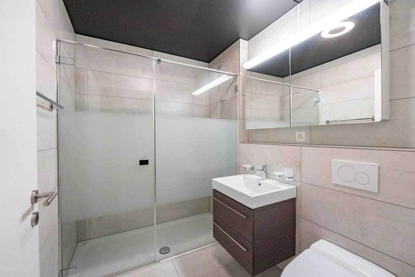 Attractive penthouse apartment with stunning views - Photo 7 of 11