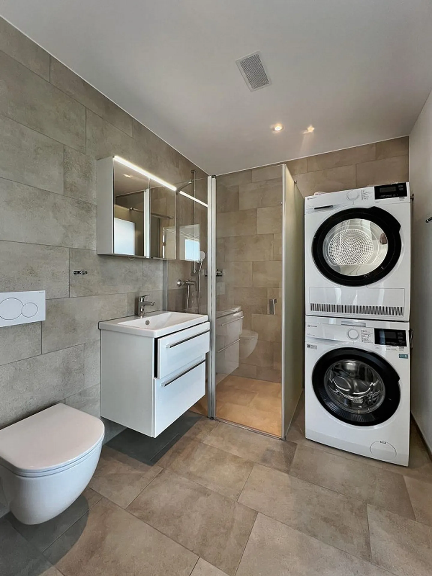 Modern 2.5 Room Apartment - Photo 3 of 6