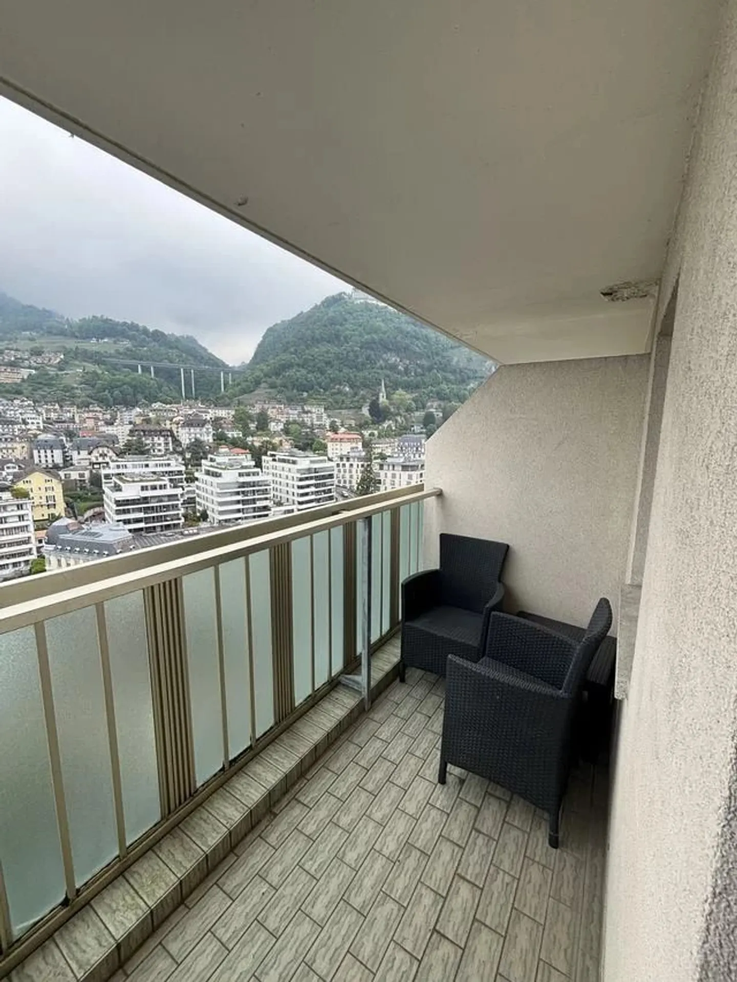 Appartamento arredato con 2 stanze al 16° piano con vista su Montreux e sul lago. - Foto 3 di 12