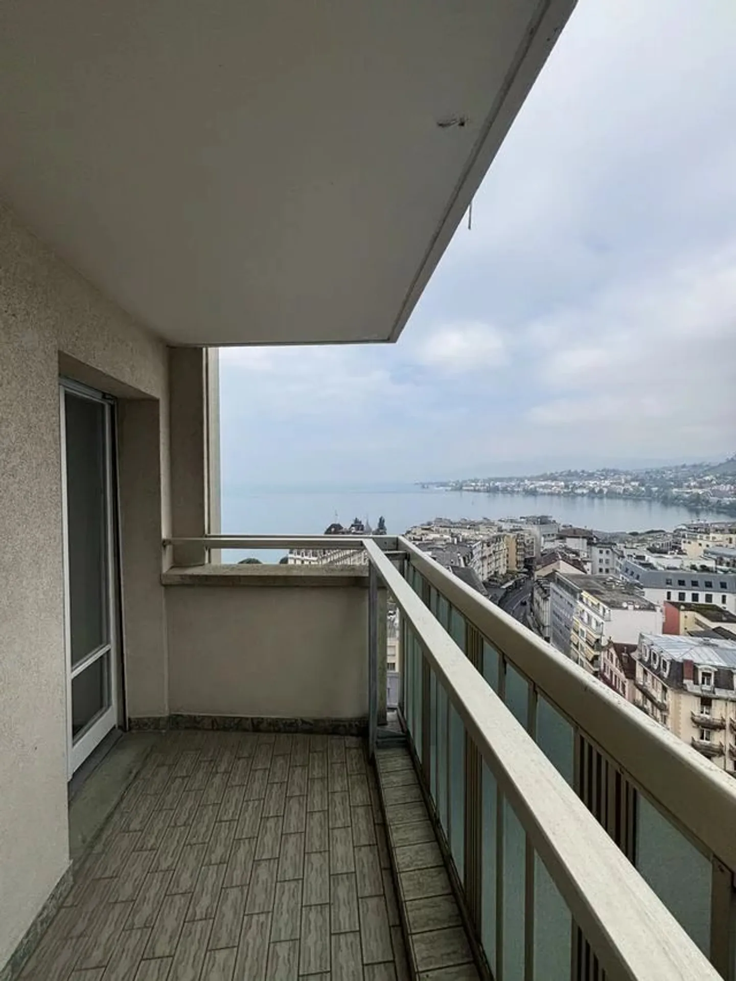 Appartamento arredato con 2 stanze al 16° piano con vista su Montreux e sul lago. - Foto 4 di 12