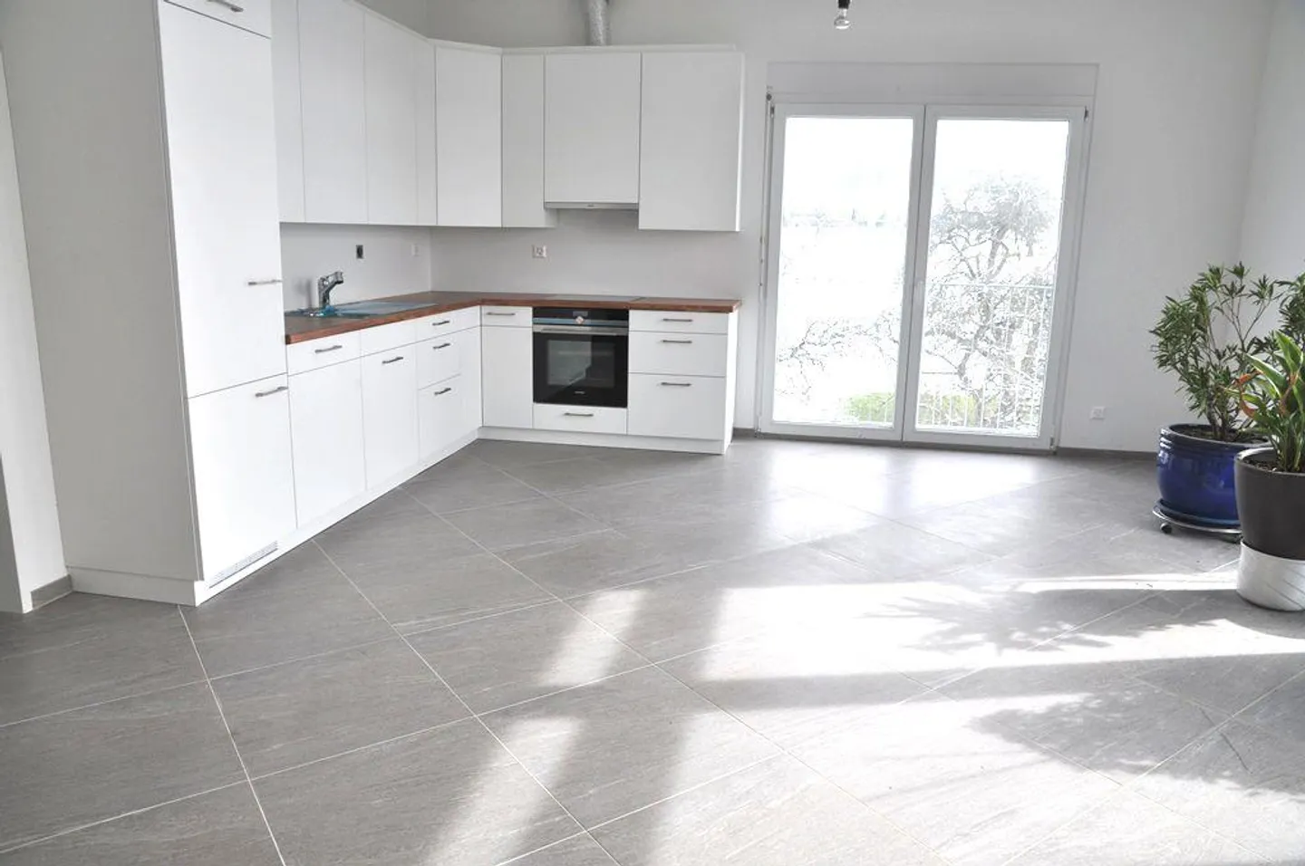 Appartement lumineux et moderne de 2 ½ pièces dans un immeuble commercial/résidentiel - Photo 2 sur 7