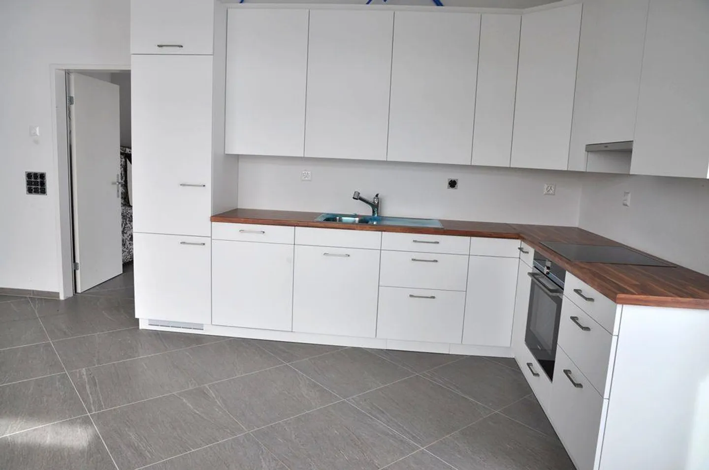 Appartement lumineux et moderne de 2 ½ pièces dans un immeuble commercial/résidentiel - Photo 3 sur 7