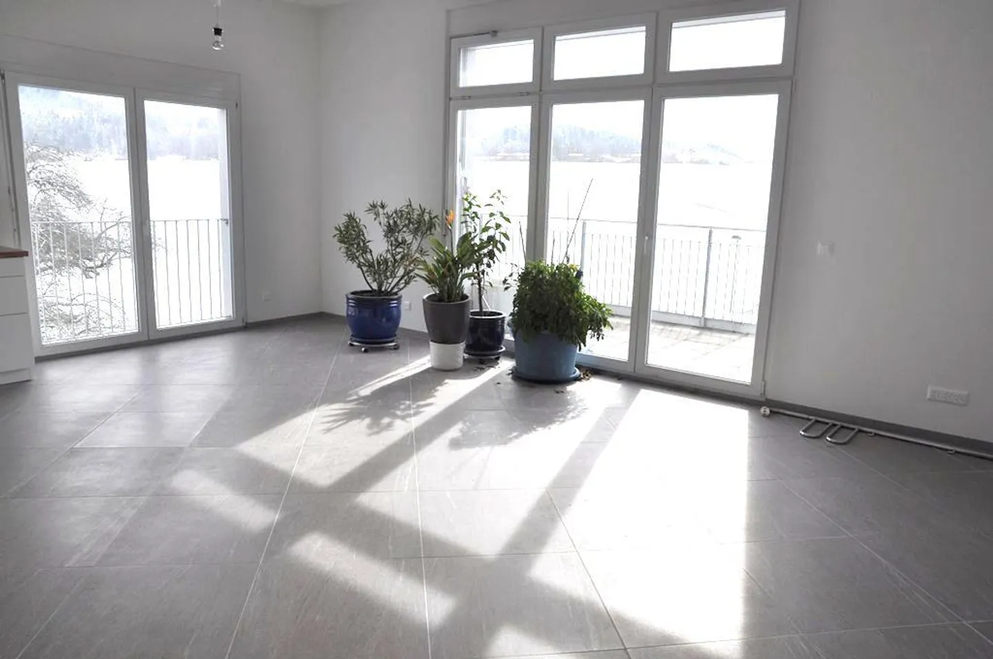 Appartement lumineux et moderne de 2 ½ pièces dans un immeuble commercial/résidentiel - Photo 1 sur 7