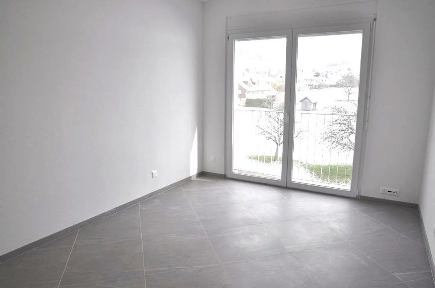 Appartement lumineux et moderne de 2 ½ pièces dans un immeuble commercial/résidentiel - Photo 4 sur 7